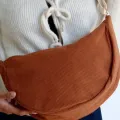 Banane velours marron face