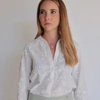 Chemise blanche feuilles