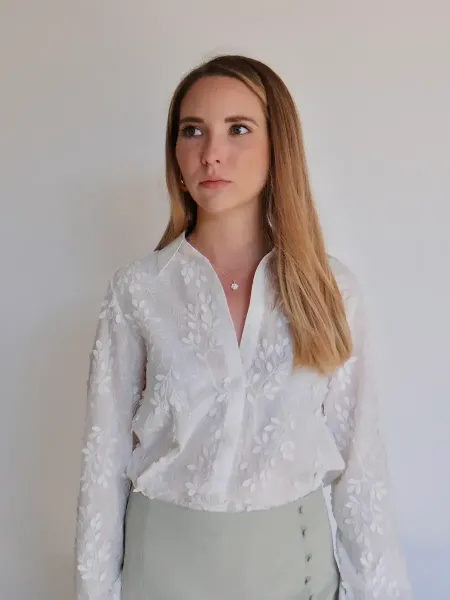 Chemise blanche feuilles