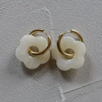 Grosse fleur beige
