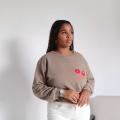 Lena sweat marron motif cerise et ecriture moitie du corps