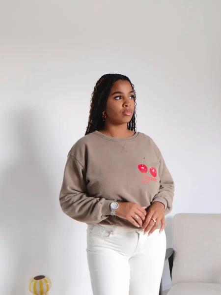 Lena sweat marron motif cerise et ecriture moitie du corps