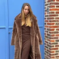 Manteau marron face