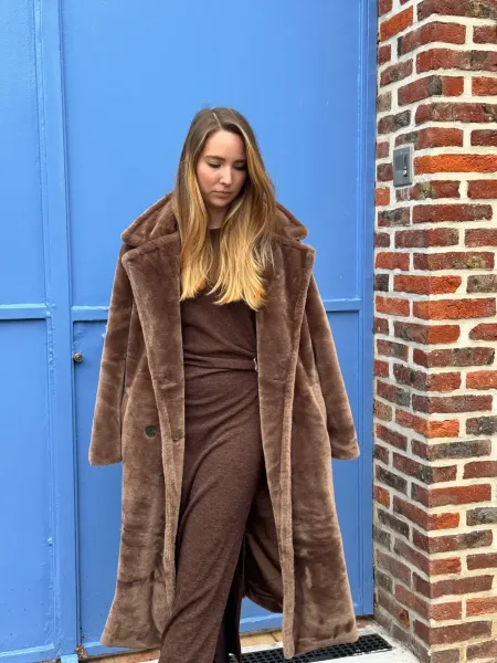 Manteau marron face