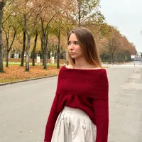 Pull bardot rouge profil
