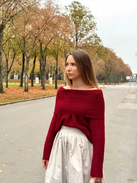 Pull bardot rouge profil